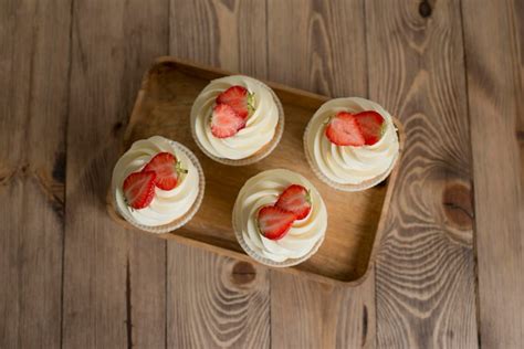 Pasteles Decorados Con Fresas En La Mesa Foto Premium