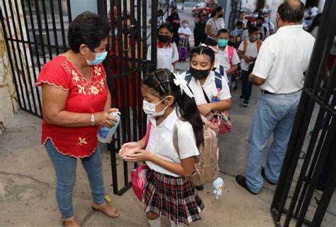 Estudiantes Regresan A Las Aulas Al Iniciar El Ciclo Escolar