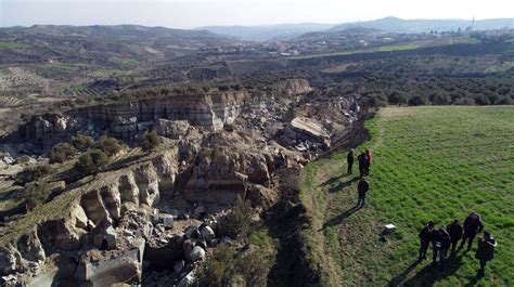 Depremden sonra zeytinlik ikiye bölündü 50 metrelik vadi oluştu