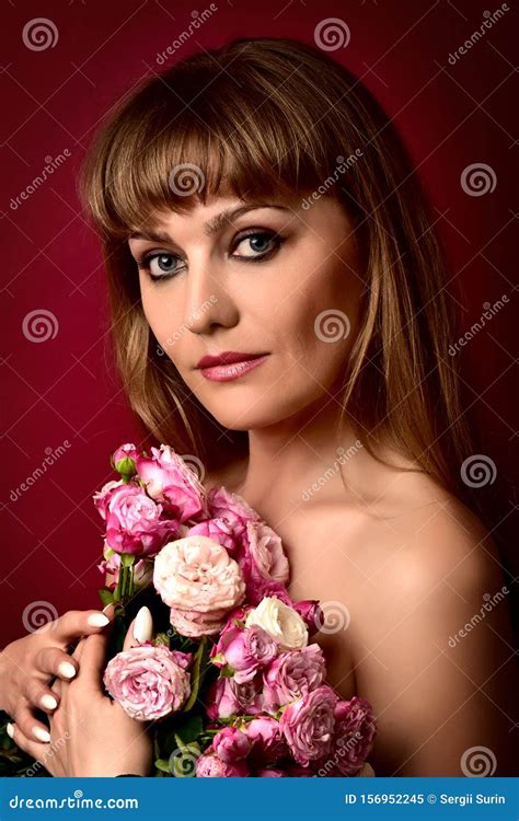 Ritratto Di Donna Con Fiori A Spalle Nude Immagine Stock Immagine Di Salute Attraente