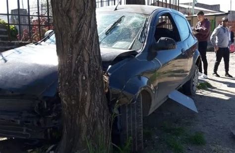 Delincuentes Que Habían Robado Un Auto Huyeron De La Policía Y Chocaron Contra Un árbol