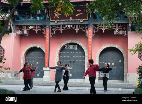 Dance group at Culture Park, Chengdu, Sichuan, China Stock Photo - Alamy