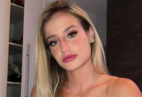 Sbt Tv Bruna Griphao Flagrada Aos Beijos Famoso E Se Irrita