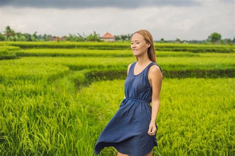 Mujer Joven En La Plantaci N De Campo De Arroz En Cascada Verde Bali