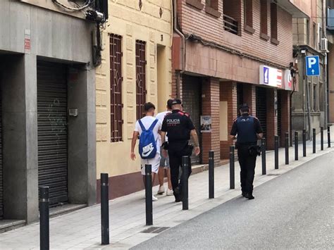 Los Mossos Identifican A Dos J Venes Por Gritar Fachas Ante La Sede