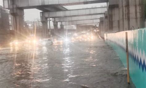 Bengaluru Rain ಬೆಂಗಳೂರಿನಲ್ಲಿ ಮುಂದುವರಿದ ಮಳೆ ಆರ್ಭಟ ರಸ್ತೆಗಳು ಜಲಾವೃತ