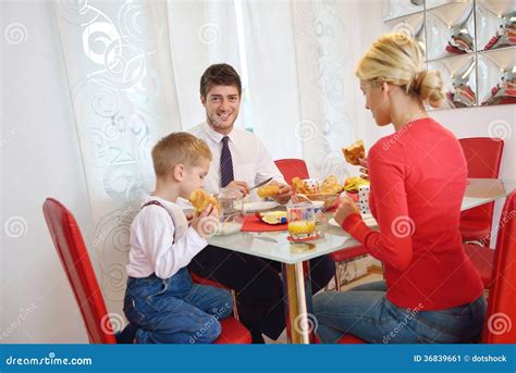 La Familia Desayuna Sano En Casa Imagen De Archivo Imagen De Pares