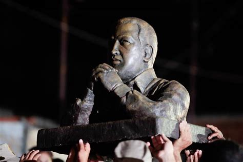 Esta es la estatua de Chávez que está en Carabobo Fotos Confirmado