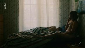 PENDANT QUE LES CHAMPS BRILENT NUDE SCENES AZNude