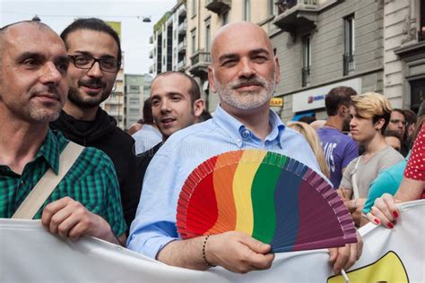 La Gente Alla Parata Di Gay Pride 2013 A Milano Italia Fotografia Editoriale Immagine Di