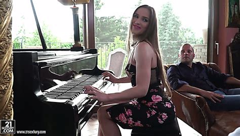 Nicole Pearl Handjob Porn Videos XCafe