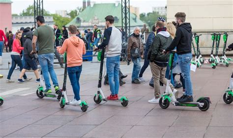 Czy hulajnogą elektryczną można jeździć po chodniku Motoryzacja w