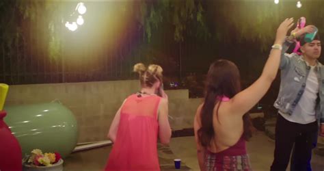 Audrey S Bikini Butt Wiggle MIC Scrolller