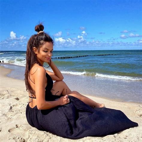 Klaudia El Dursi świętuje ostatni dzień wakacji w Saint Tropez w szydełkowym bikini Fani mają dość
