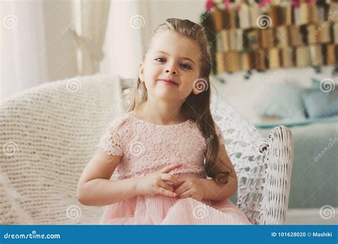 Portrait Du Sourire Mignon Ann Es De Fille D Enfant S Asseyant Sur La