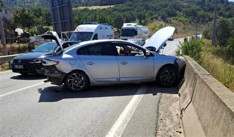 Geyve de Kafa Kafaya Çarpışan Otomobillerde Trafik Kazası Haberler