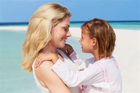 Madre E Hija Que Abrazan En La Playa Hermosa Foto De Archivo Imagen