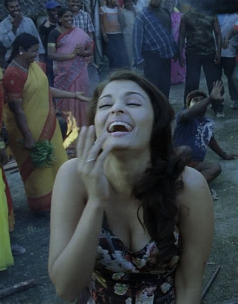 Hot Actress Aishwarya Rai Hot In Saree