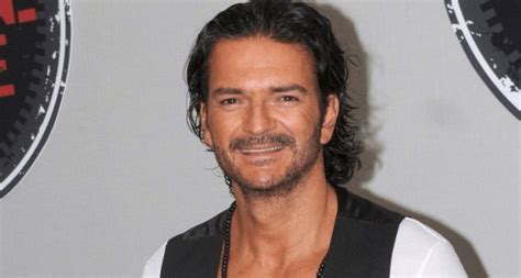 Mas Tv El Guatemalteco Arjona Lanza Negro Y Sigue Agotando