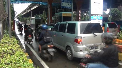 Gara Gara Banjir Polisi Bolehkan Pengendara Motor Masuk Jalan Tol Ini