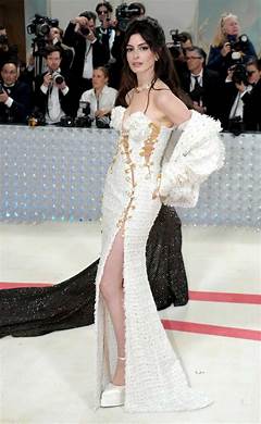 Anne Hathaway Met Gala 2025