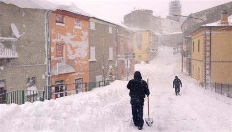 Pompe Funebri Bloccate Dalla Neve Salma Isolata Per Oltre Un Giorno A