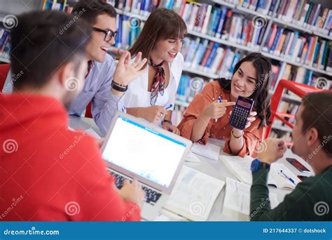 Grupo De Estudiantes Trabajando En Proyecto Escolar Juntos En Tablet