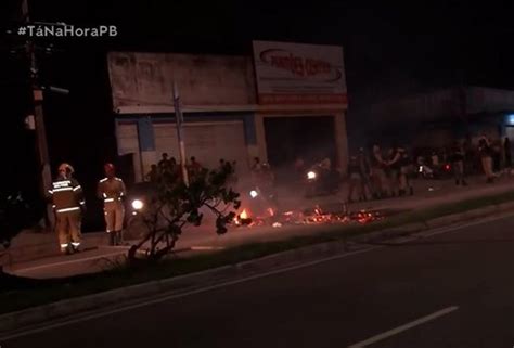 Portal T Moradores De Comunidades Bloqueiam Avenida Tancredo Neves