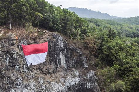 Bendera Merah Putih Raksasa Berkibar Di Tebing Mandalare Kota Banjar