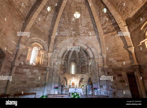 Altar Con La Virgen De Madera Policromada De Eunate Figura En La