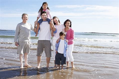 Familia De Varias Generaciones Divirti Ndose En Vacaciones En La Playa