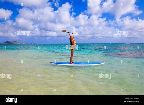 Junge Japanische Frau Im Bikini Mit Ihrem Paddel Board Im Ozean In Hawaii Stockfotografie Alamy