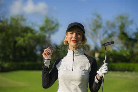 Do Estilo De Vida Retrato Fora Da Mulher Bonita E Feliz Nova Em Jogar O