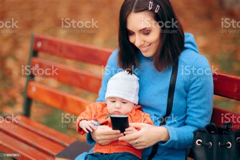 공원에서 엄마와 아기 확인 스마트 폰 어머니에 대한 스톡 사진 및 기타 이미지 어머니 2명 가을 Istock