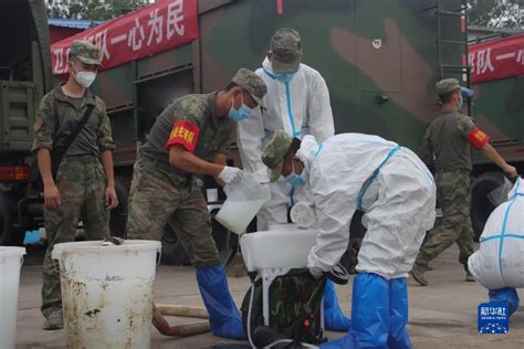 风雨中，党旗高高飘扬——解放军和武警部队广大党员奋战防汛抗洪救灾一线见闻 新华网