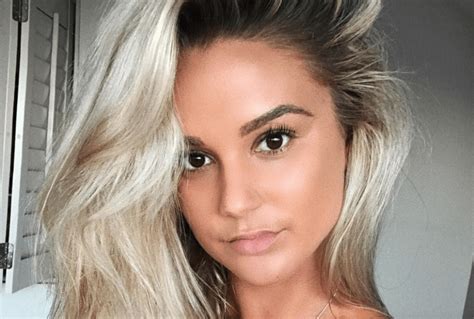 Diseñadora rompe el tabú de los complejos al usar bikini