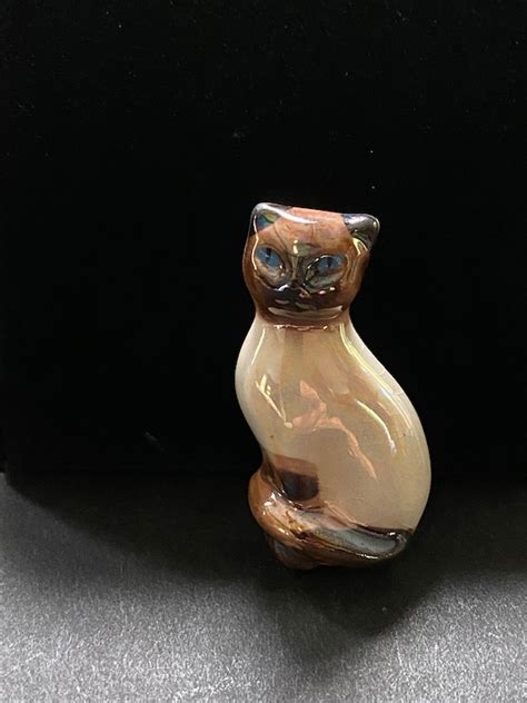 Vintage Avon Porcelain Siamese Cat Brooch Pin Hand P Gem