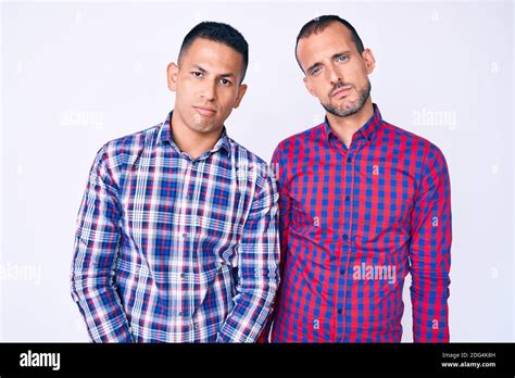 Jeune gay couple de deux hommes portant des vêtements décontractés ayant l air endormi et
