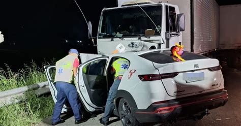 Homem Fica Preso às Ferragens Após Colisão Entre Carro E Caminhão Em