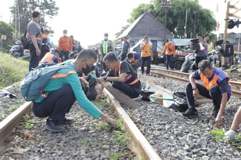 Peringati Hari Peduli Sampah Nasional Daop 2 Bandung Lakukan Bersih