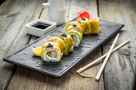 Rainbow sushi roll con salmón anguila atún aguacate langostino real