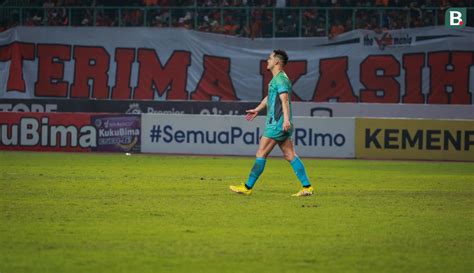 Foto Momen Gol Kontroversial Lulinha Yang Dianulir Wasit Madura