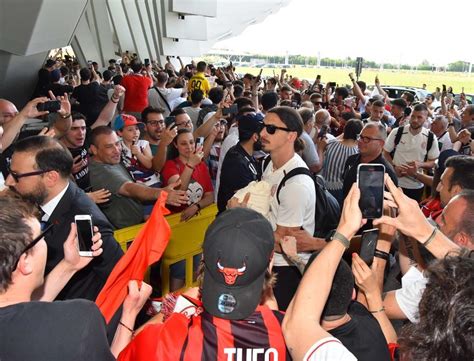 Sassuolo Milan Oggi Tensione Tra Tifosi E Agenti A Reggio Emilia