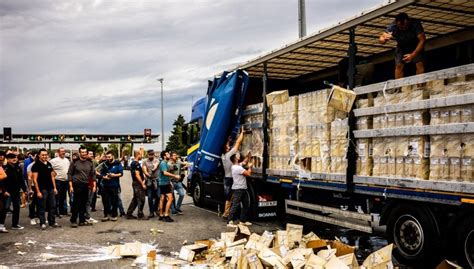 Francja Protest Winiarzy Zniszczono Skrzynie Z Alkoholem Wydarzenia