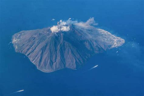 Stromboli Continuano Le Esplosioni Sull Isola