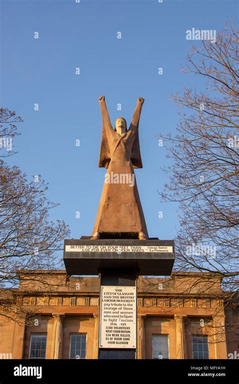 Pasionaria dolores ibarruri fotografías e imágenes de alta resolución