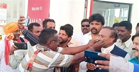 Bengaluru Fan Kisses Bjp Mla Eshwarappa Video Goes Viral