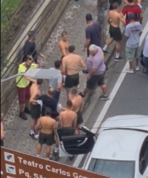 Vídeo Briga de trânsito em Blumenau tem troca socos confusão e até