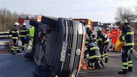 A99 Krankenwagen bei Unfall überschlagen mit Patient an Bord