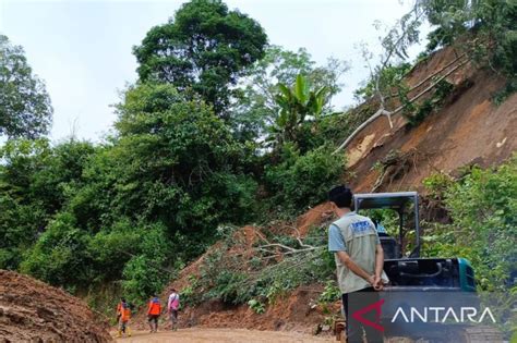 BPBD Longsor Tutup Jalan Penghubung Dua Desa Di OKU Selatan Sumsel